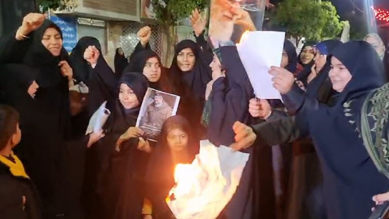 به آتش کشیدن عکس ترامپ توسط دختران نگین شهر