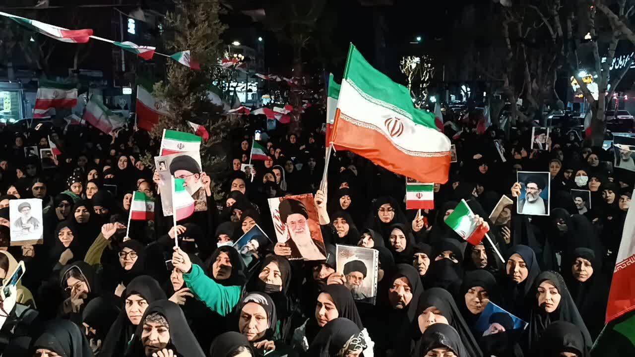 اجتماع خودجوش بهارستانی&zwnj;ها در سوگ رهبر شهید