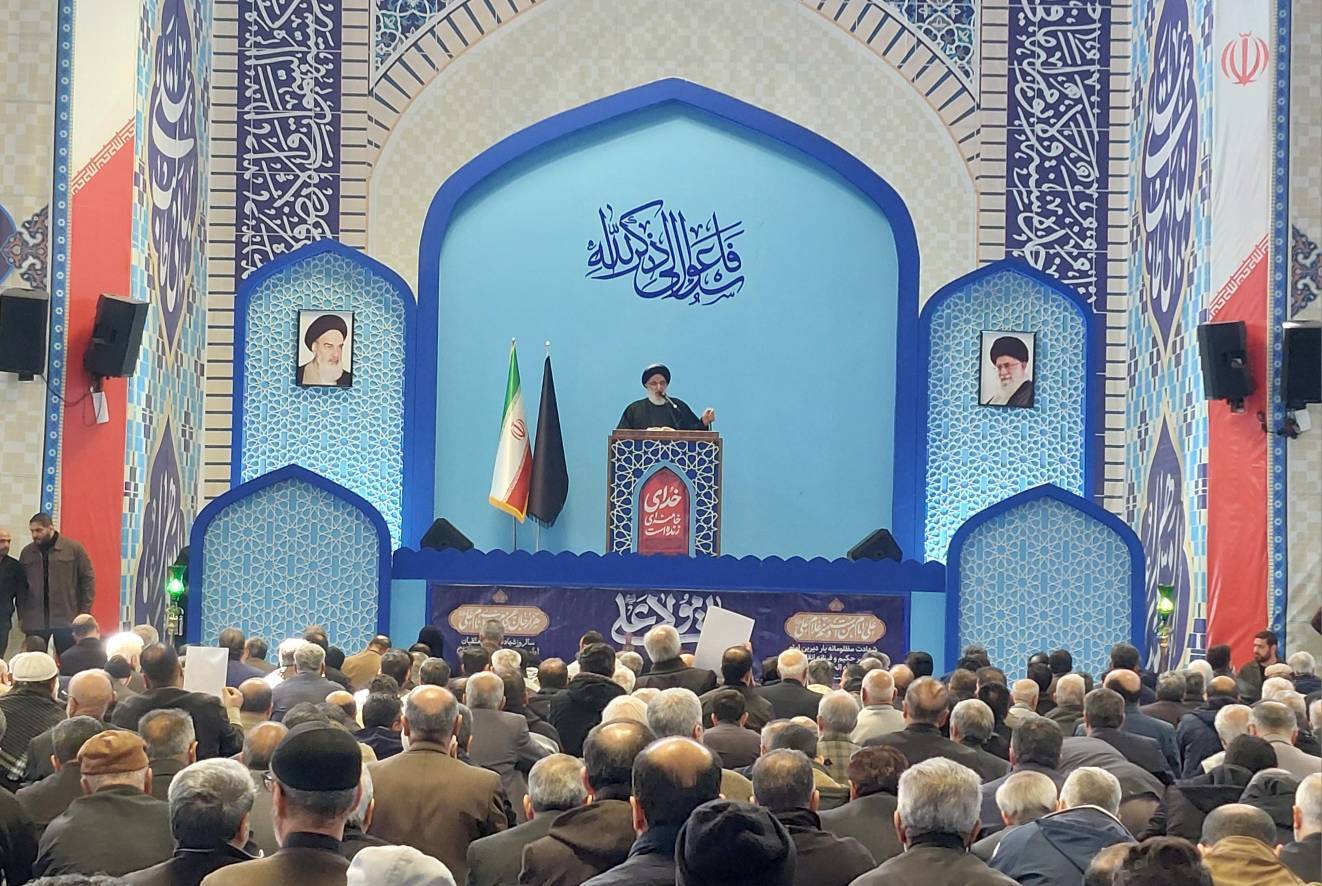 دشمن فکر می کرد که با شهادت رهبر انقلاب کشور از هم می پاشد