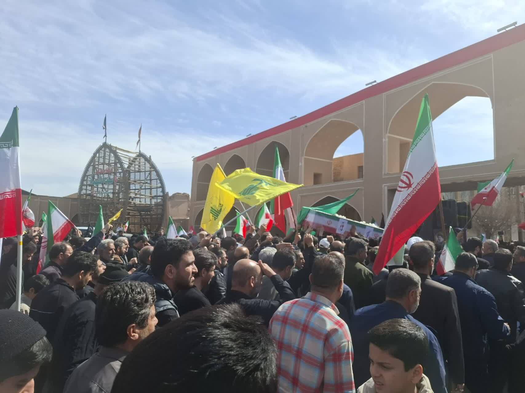 قیام یزدی‌ها به خونخواهی رهبر شهید/راهپیمایی نمازگزاران یزدی، علیه جنایات جبهه کفر آمریکایی، صهیونی در کشور ایران +فیلم