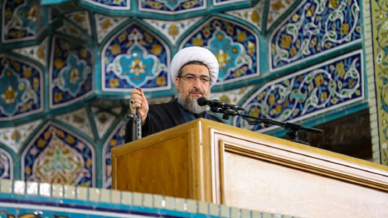 مردم با حضور در خیابان اجازه جولان خائنان و منافقان را نمی‌دهند