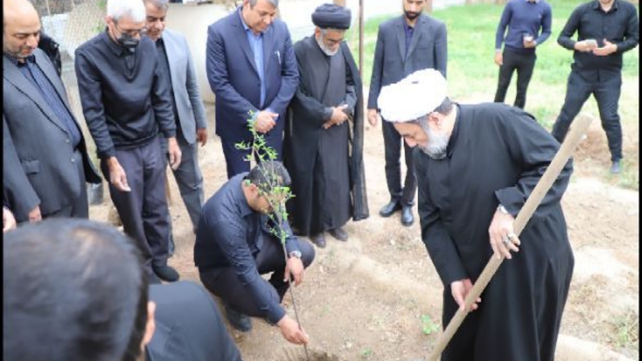 غرس «نهال میثاق» در محوطه مصلای زاهدان به یاد رهبر شهید
