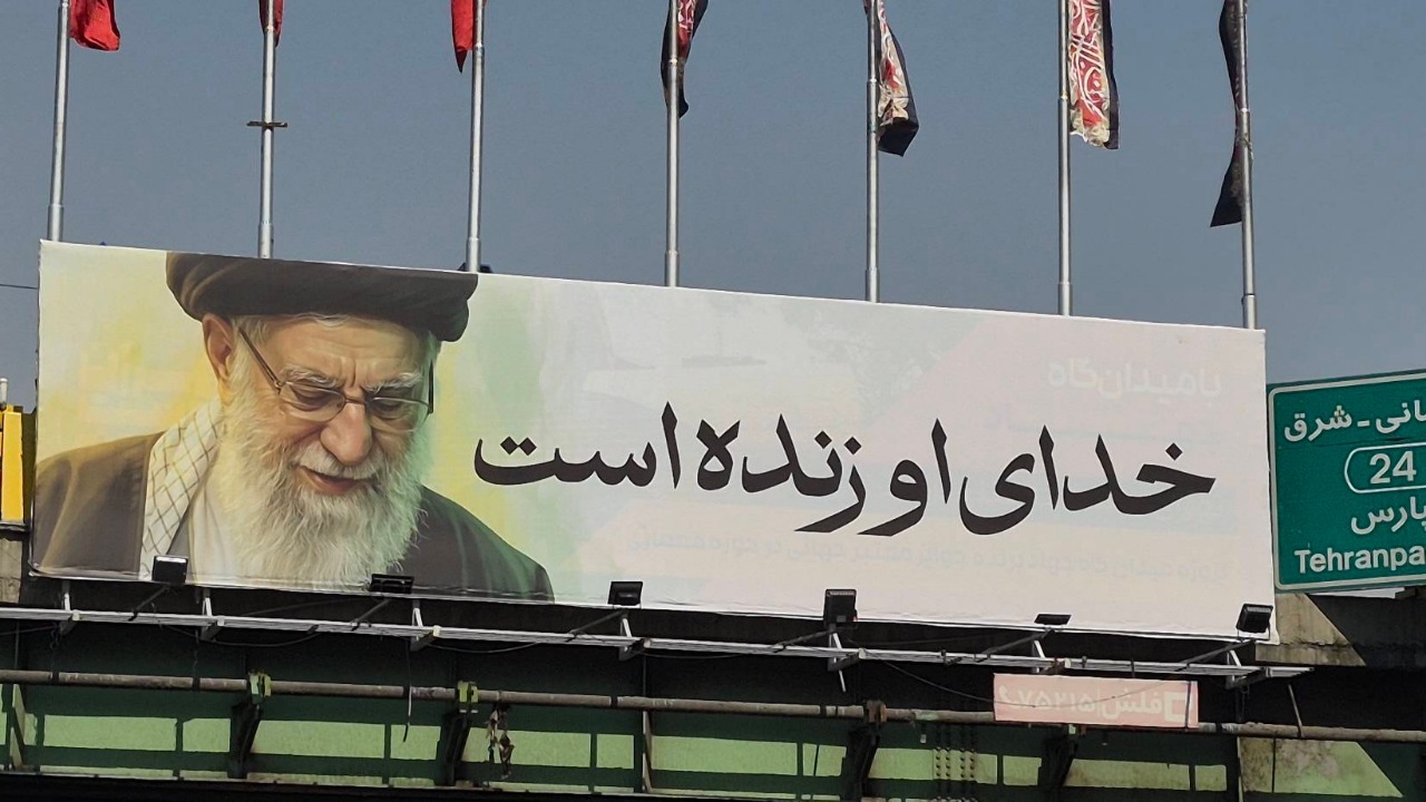 سیاهپوشی و اکران محیطی معابر منطقه ۸ در سوگ قائد امت