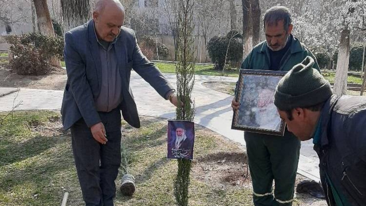 برگزاری آیین ملی و فرهنگی درختکاری با پویش مردمی «به یاد رهبر شهیدم» در منطقه یک