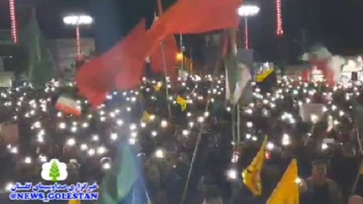 باشگاه خبرنگاران -مردمی که شب را با نور گوشی‌ها روشن کردند؛ تجمع مردم کلاله در میدان این شهر