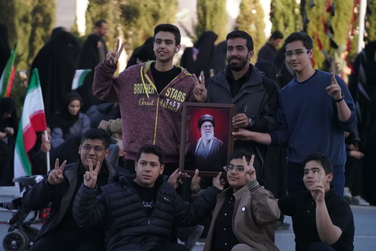 میدان آزادی، محراب عاشقان بیقرار + تصاویر میدان آزادی، محراب عاشقان بیقرار + تصاویر