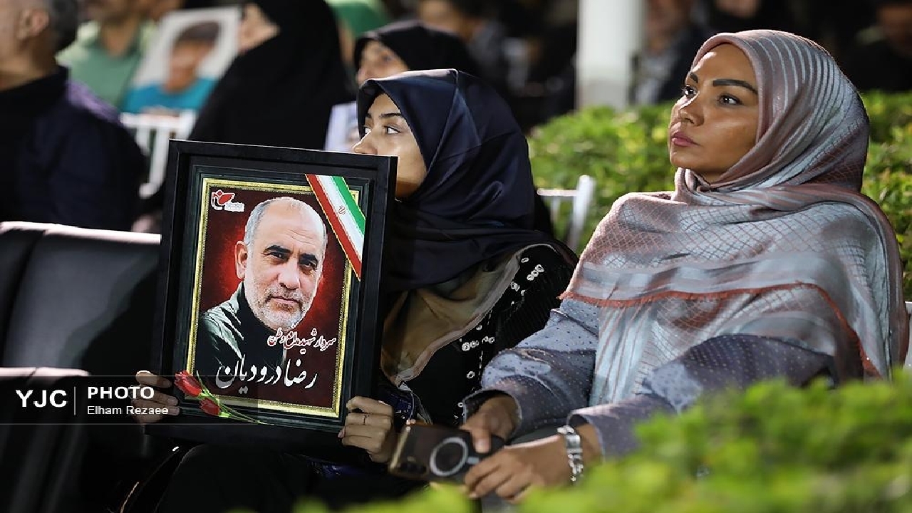 بالای سرمان موشک می‌زنند و ما فریاد الله اکبر سر می‌دهیم/ رمز موفقیت ما ایرانیان اتحاد است