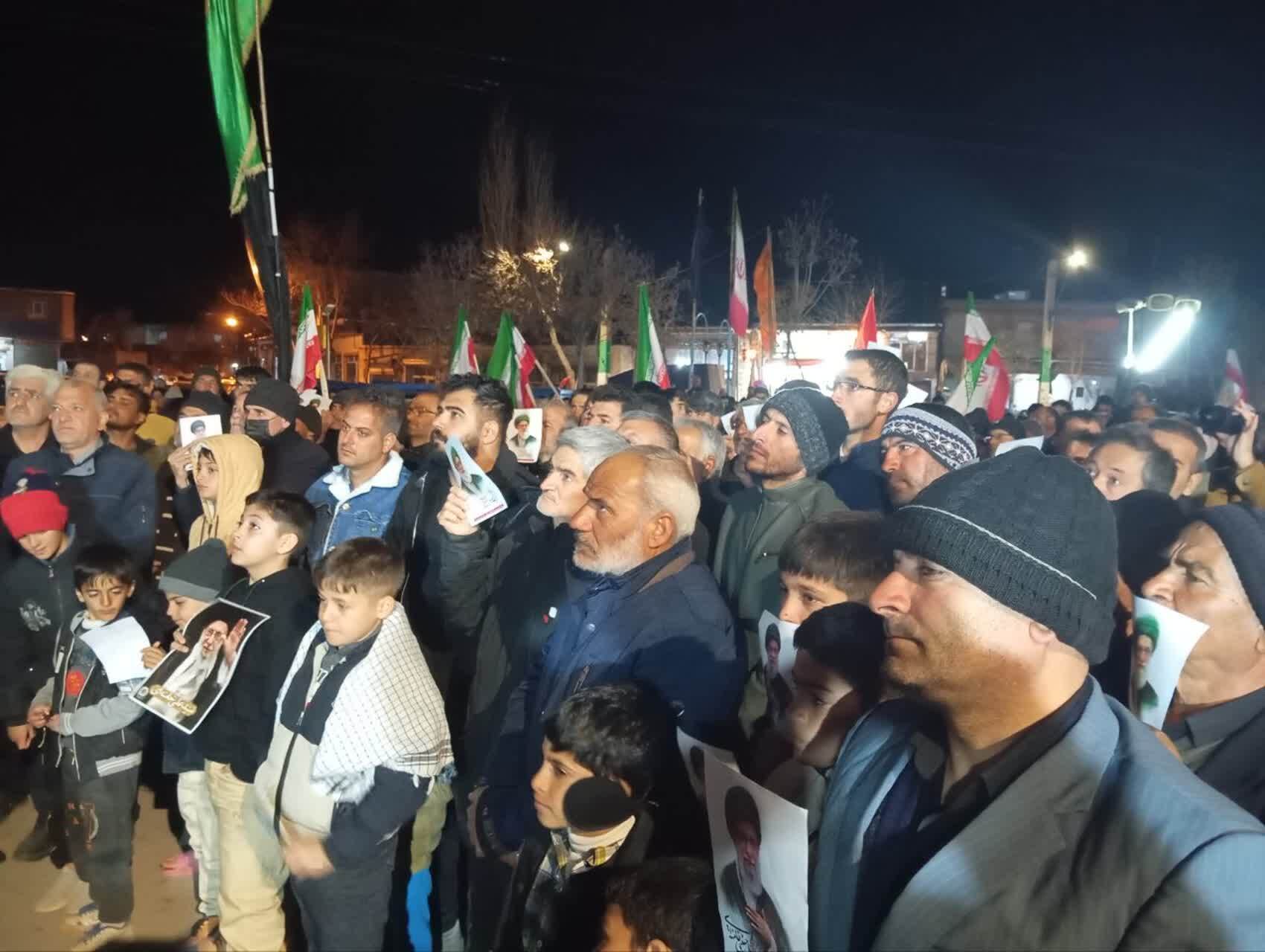 خروش عظیم عزاداران در شهر دیزج دیز به مناسبت شهادت رهبر انقلاب اسلامی خروش عظیم عزاداران در شهر دیزج دیز به مناسبت شهادت رهبر انقلاب اسلامی