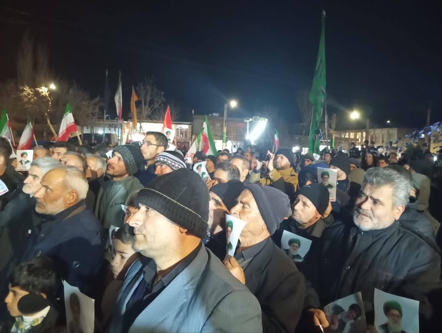 خروش عظیم عزاداران در شهر دیزج دیز به مناسبت شهادت رهبر انقلاب اسلامی خروش عظیم عزاداران در شهر دیزج دیز به مناسبت شهادت رهبر انقلاب اسلامی