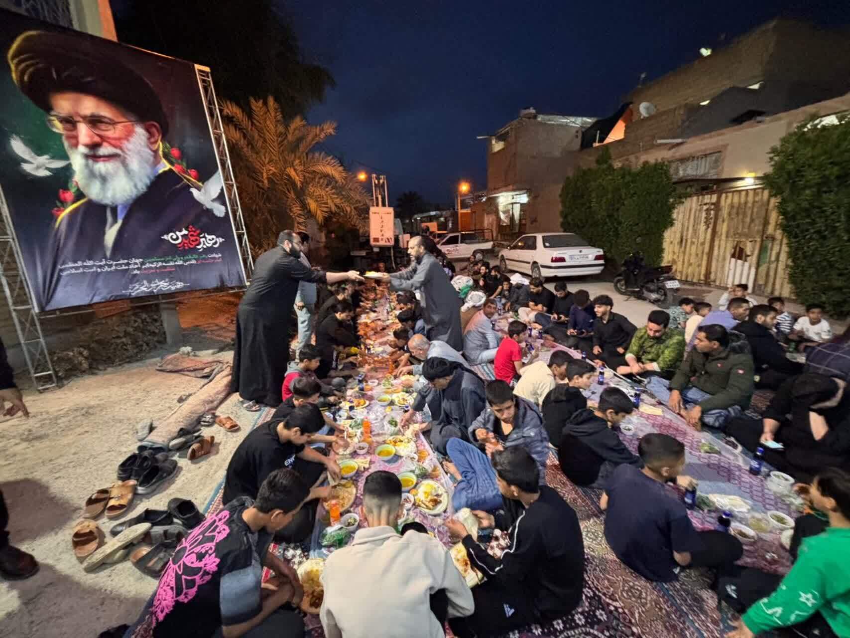 برپایی سفره افطاری خیابانی در شهرک طالقانی ماهشهر + عکس
