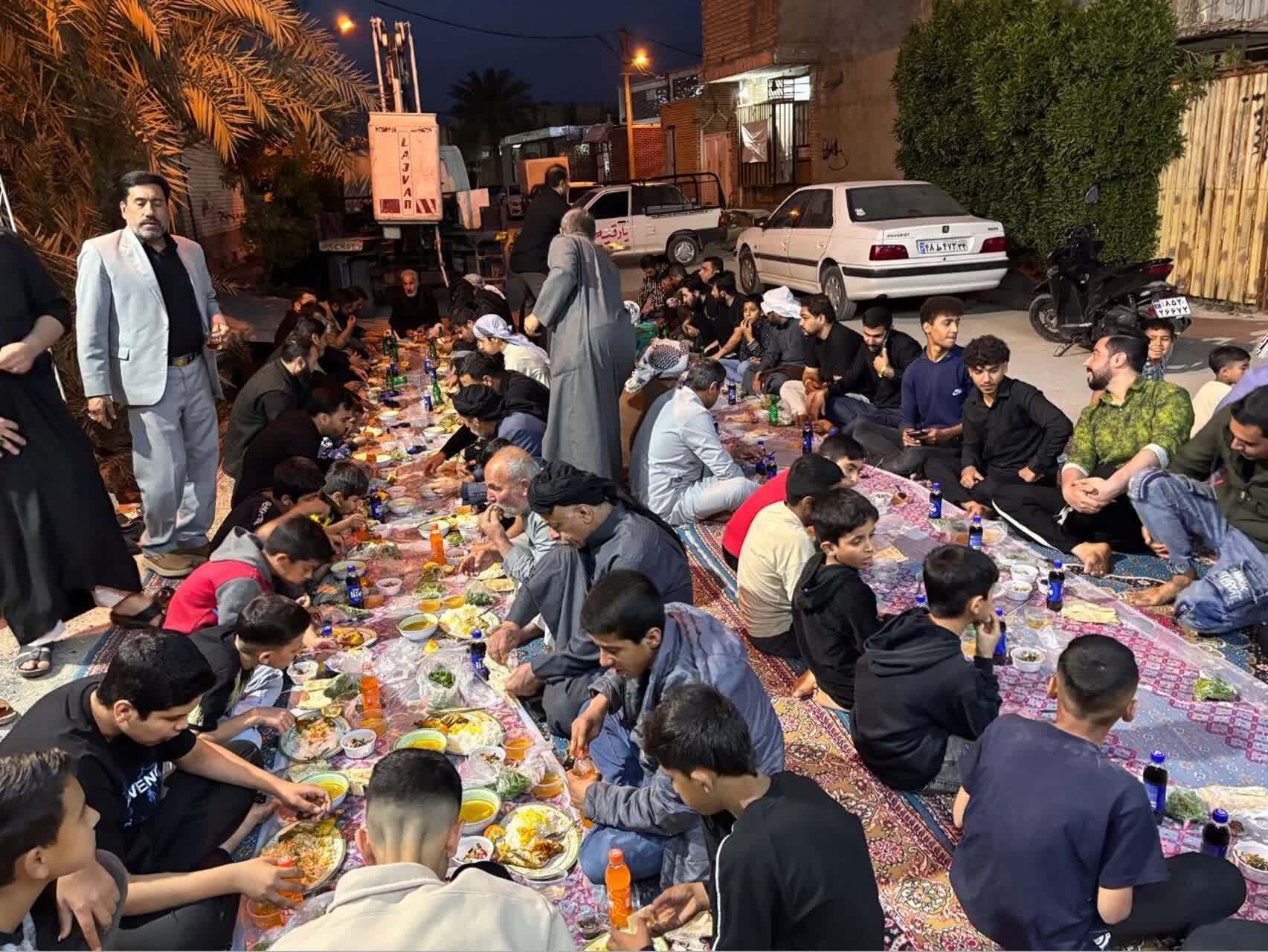 برپایی سفره افطاری خیابانی در شهرک طالقانی ماهشهر