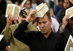 شب قدر فرصتی مناسب برای خانه تکانی قلب‌های غفلت زده/طنین صدای الغوث الغوث در سراسر یزد حسینیه ایران