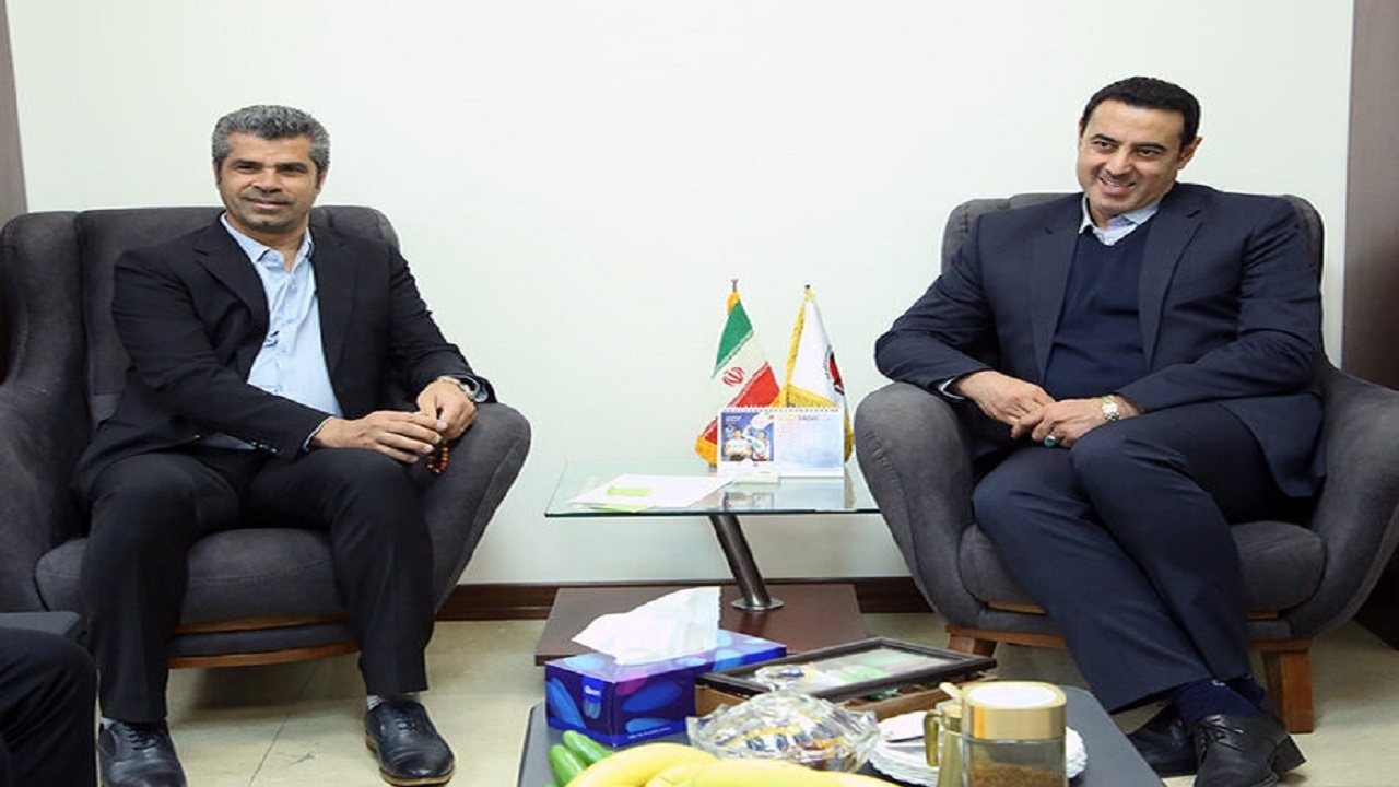 در کنار رهبر جمهوری اسلامی برای سربلندی ایران تلاش می‌کنیم