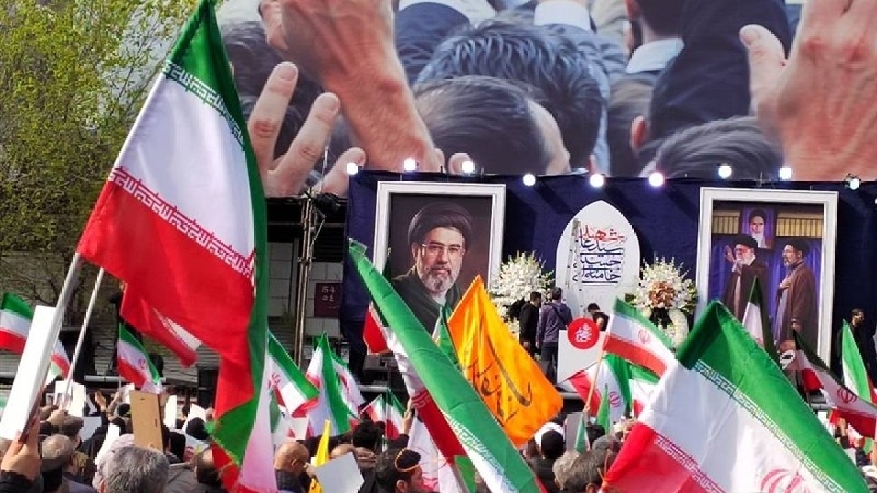 مراسم بیعت با آیت‌الله سید مجتبی خامنه‌ای با حضور شگفت انگیز مردم
