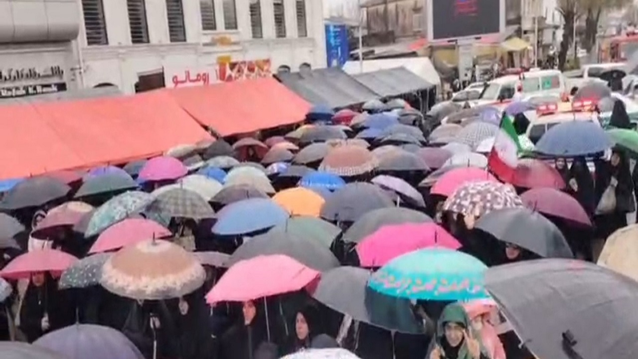 بیعت با سومین رهبر انقلاب اسلامی زیر باران در گیلان + فیلم و تصاویر
