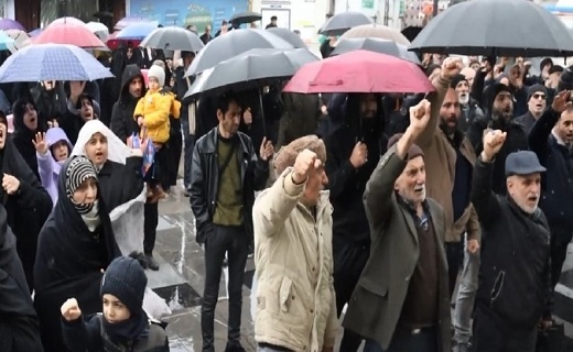 بیعت با سومین رهبر انقلاب اسلامی زیر باران در گیلان + فیلم و تصاویر