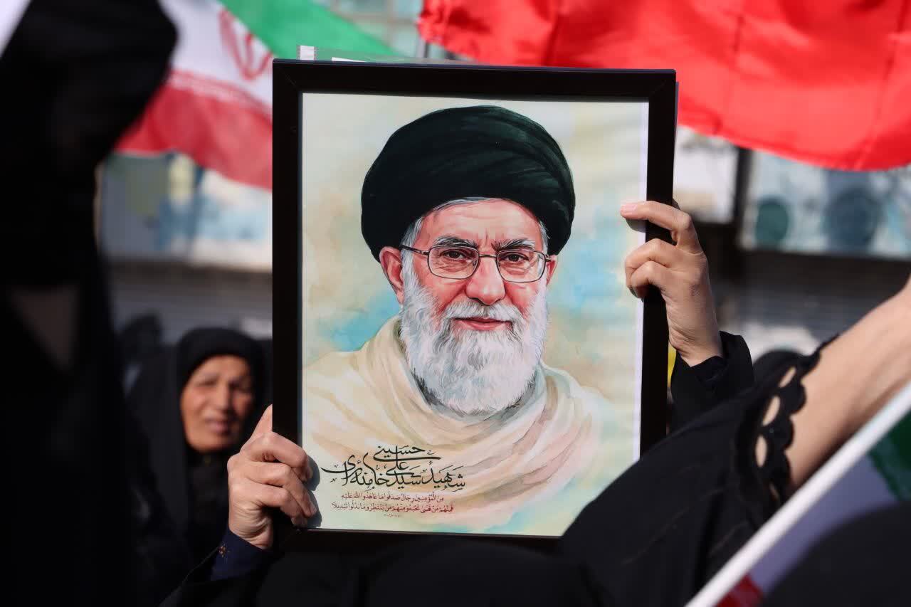 ماهدشتیها بارهبر سوم انقلاب اسلامی بیعت کردند ماهدشتیها بارهبر سوم انقلاب اسلامی بیعت کردند