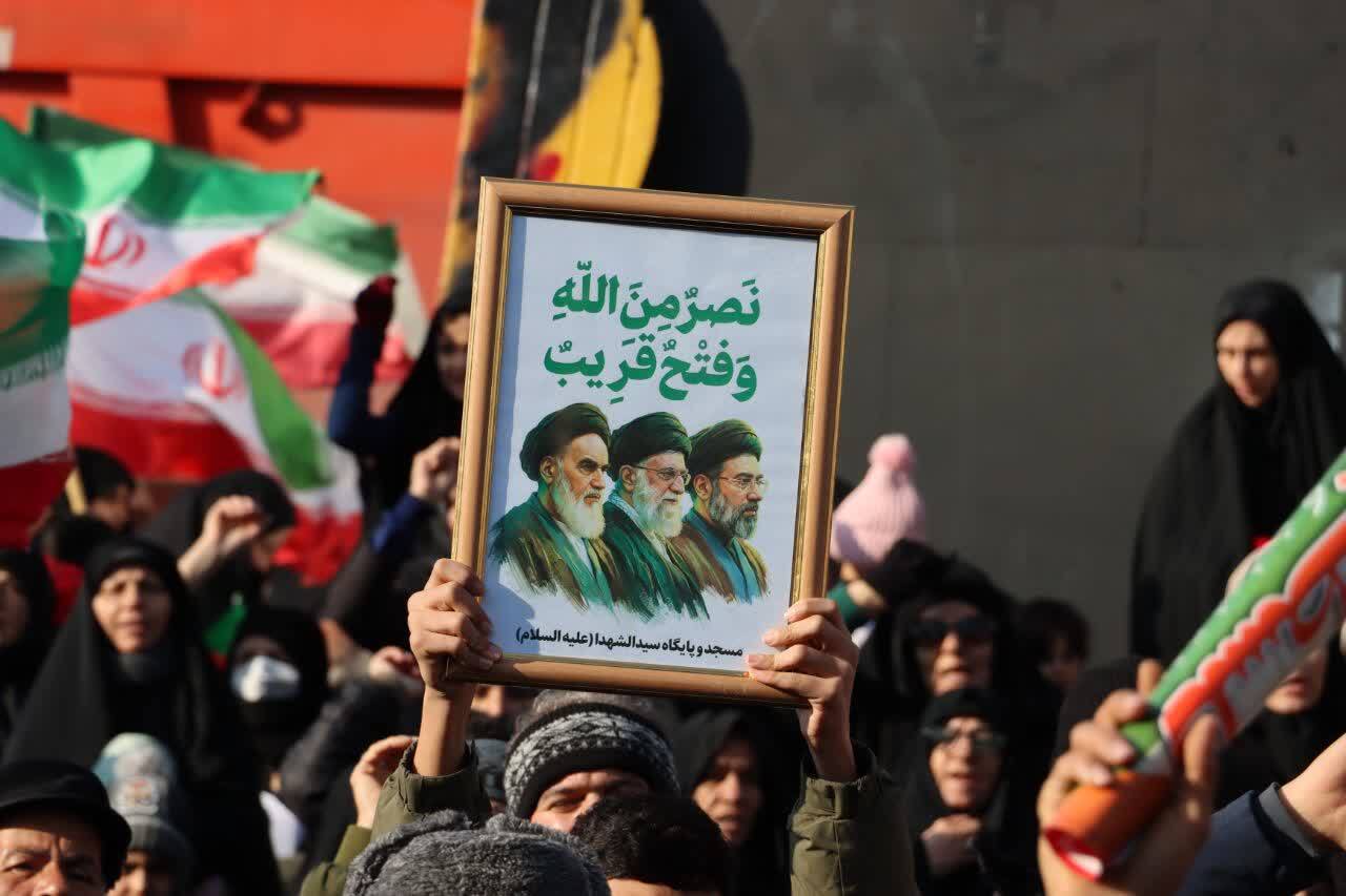 ماهدشتیها بارهبر سوم انقلاب اسلامی بیعت کردند ماهدشتیها بارهبر سوم انقلاب اسلامی بیعت کردند