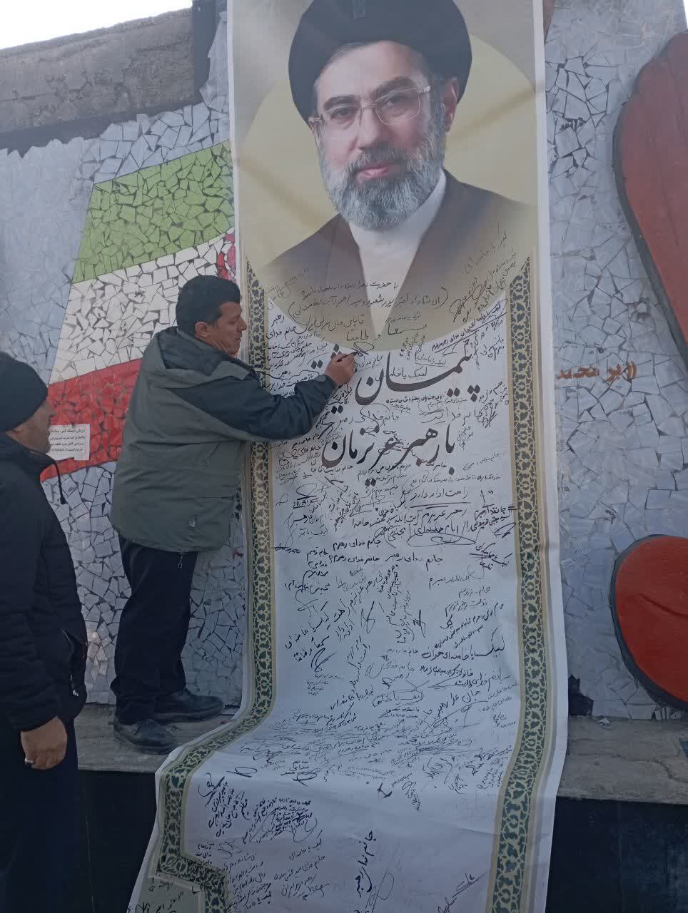 ماهدشتیها بارهبر سوم انقلاب اسلامی بیعت کردند ماهدشتیها بارهبر سوم انقلاب اسلامی بیعت کردند