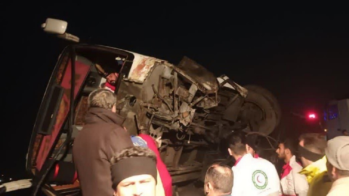 باشگاه خبرنگاران -واژگونی تریلی و اتوبوس در محور اردکان ـ نایین چهار کشته و ۲۰ مصدوم برجا گذاشت