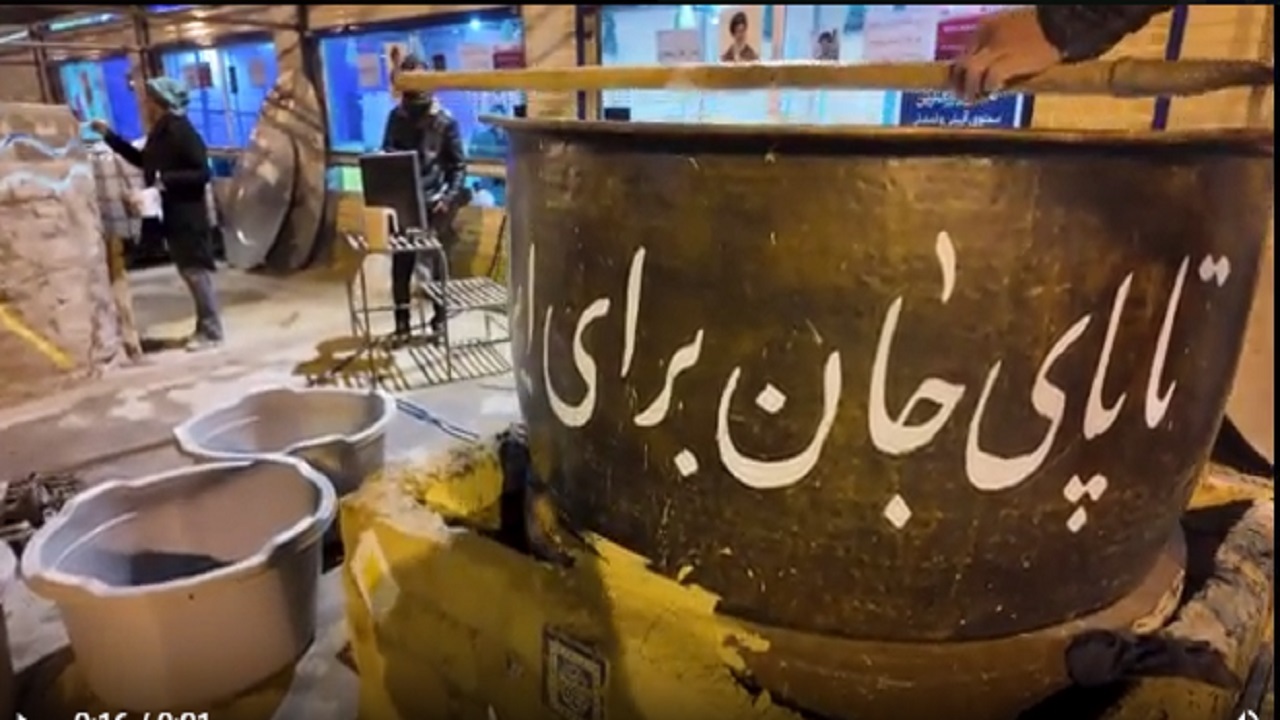 پخت ۲۰ تن سمنوی نذری به مناسبت شهادت قائد امت در قم+ فیلم