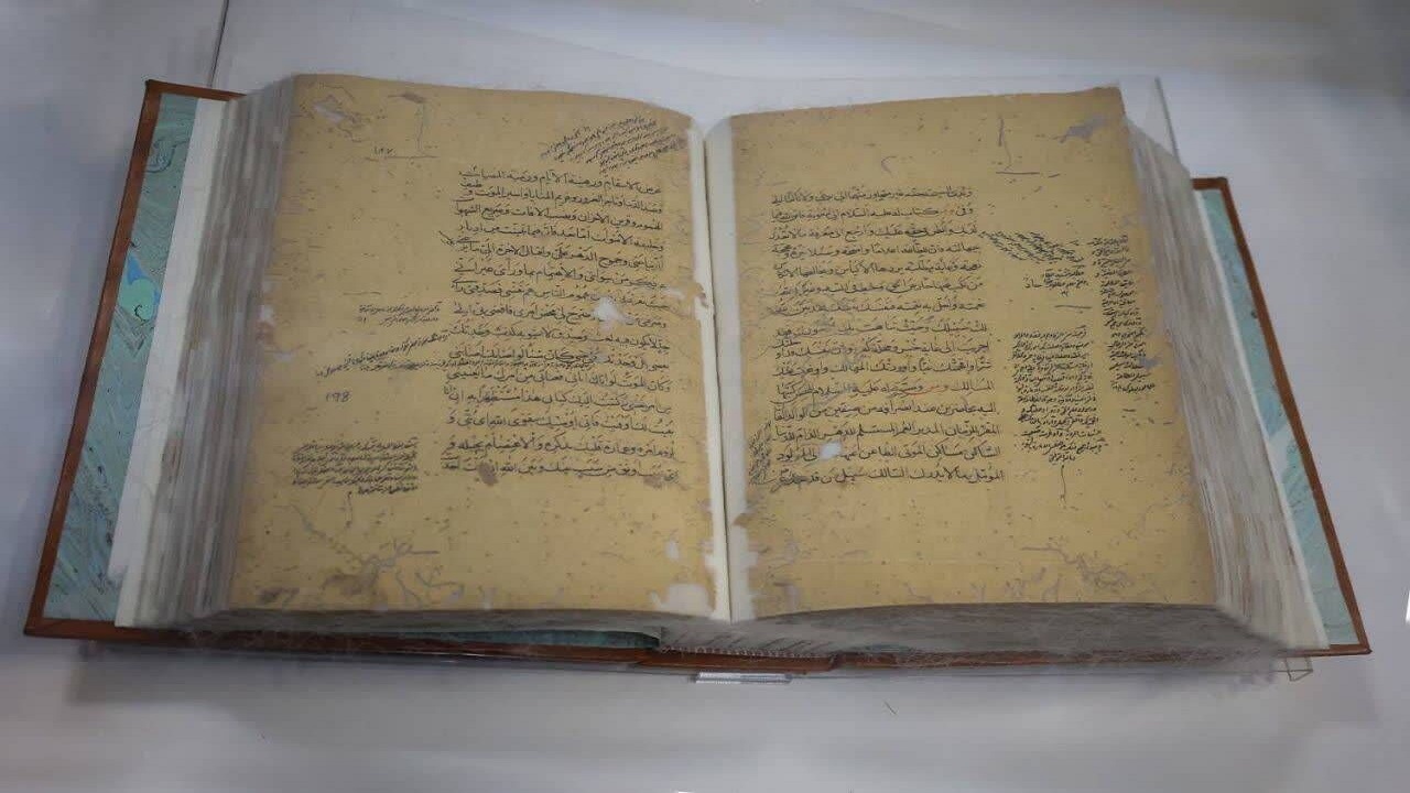 رونمایی نسخه خطی نهج‌البلاغه اهدایی رهبر شهید به کتابخانه رضوی
