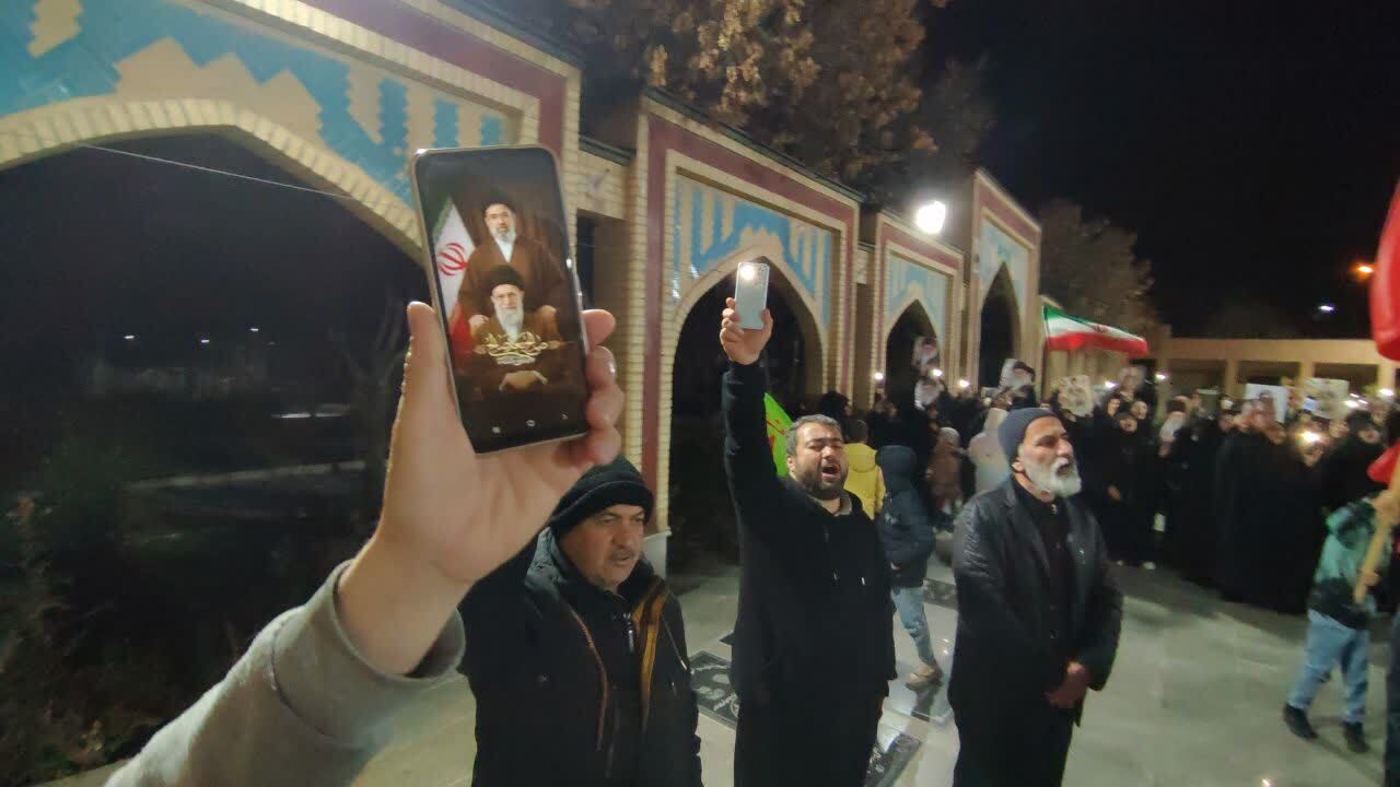 تجمع خودجوش صالح آبادی&zwnj;ها برای شهادت رهبر انقلاب