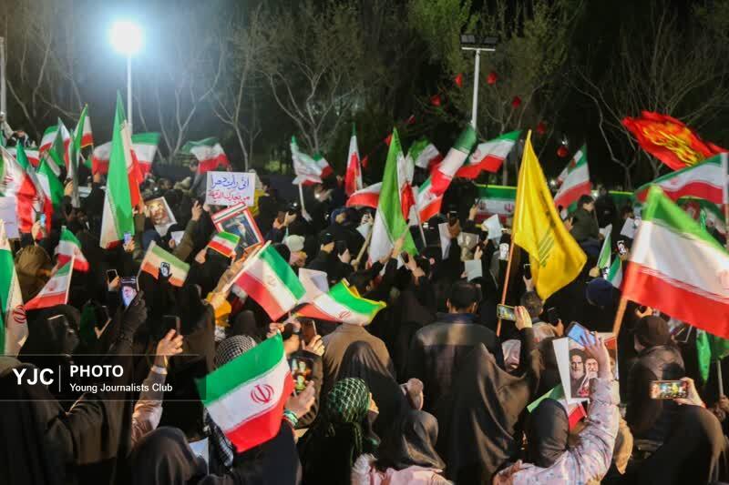 جلوه&zwnj;هایی از یازدهمین شب عهد و استقامت مردم قم در کنار رهبر سوم انقلاب اسلامی+تصاویر