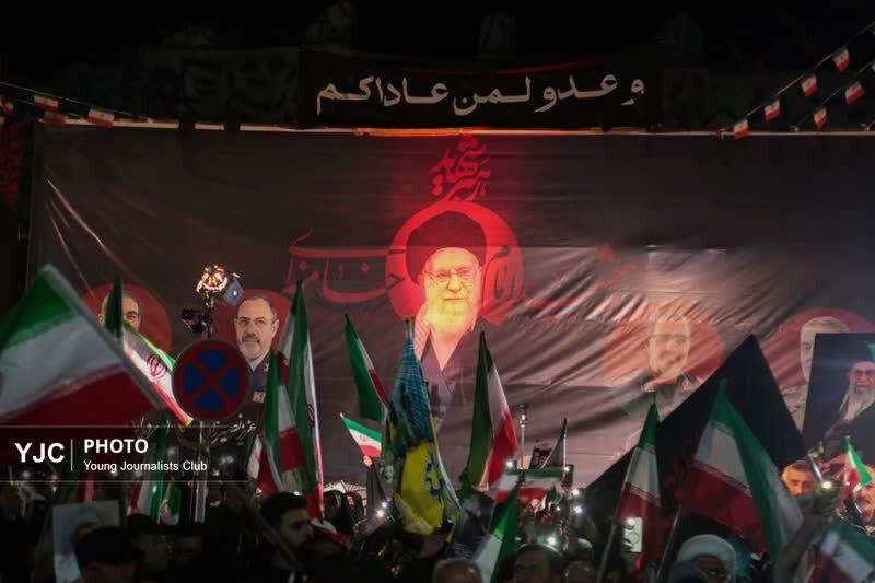 جلوه&zwnj;هایی از یازدهمین شب عهد و استقامت مردم قم در کنار رهبر سوم انقلاب اسلامی+تصاویر