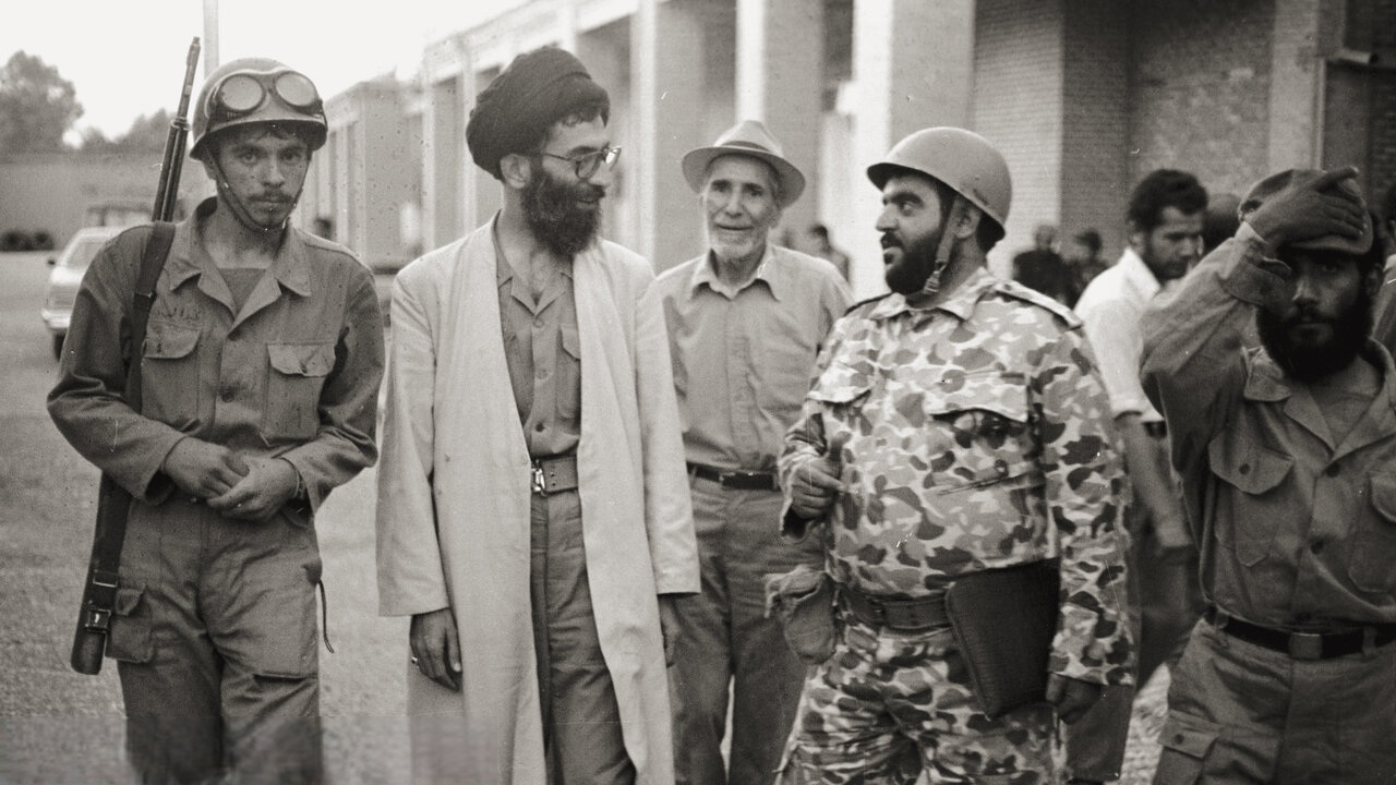 ماجرای حضور رهبر شهید انقلاب در خط مقدم دفاع مقدس ۸ ساله با لباس رزم + فیلم