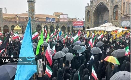مردم قم زیر باران رحمت الهی ندای آزادی قدس شریف را سر دادند+فیلم و تصاویر