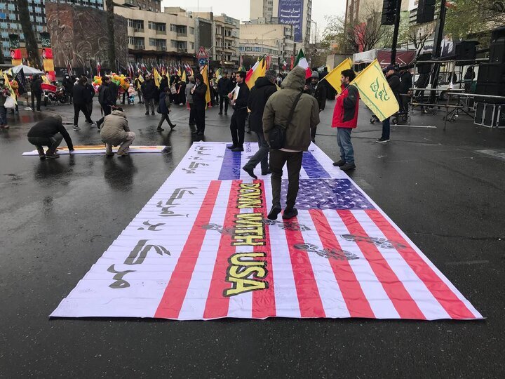 قدم روی پرچم طاغوت زمان قدم روی پرچم طاغوت زمان