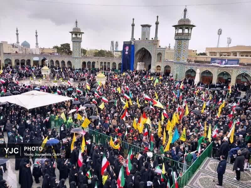مردم قم زیر باران رحمت الهی ندای آزادی قدس شریف را سر دادند+فیلم و تصاویر