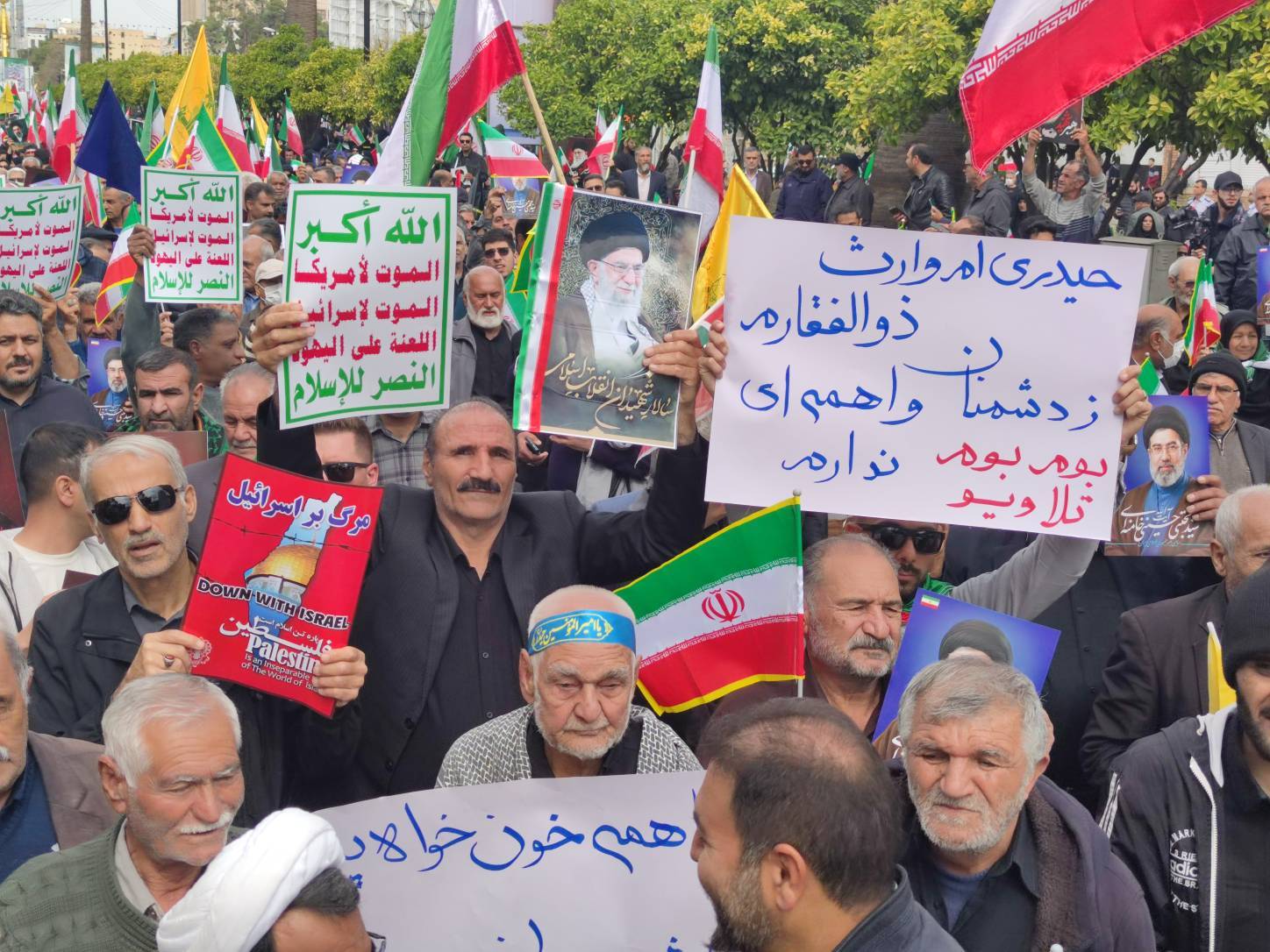 شیرازی‌ها زیر باران آزادی قدس شریف را فریاد زدند + فیلم