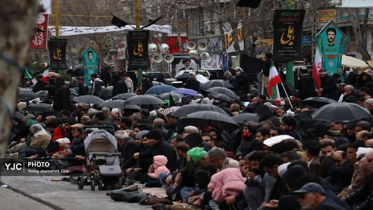 خرم آباد و خیابان انقلاب؛ وضو زیر باران، نماز رو به قدس + تصاویر