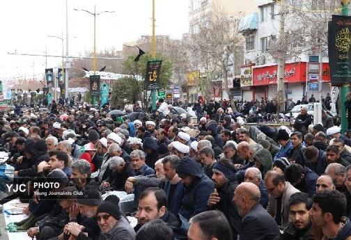 خرم آباد و خیابان انقلاب؛ وضو زیر باران، نماز رو به قدس + تصاویر
