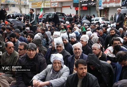 خرم آباد و خیابان انقلاب؛ وضو زیر باران، نماز رو به قدس + تصاویر
