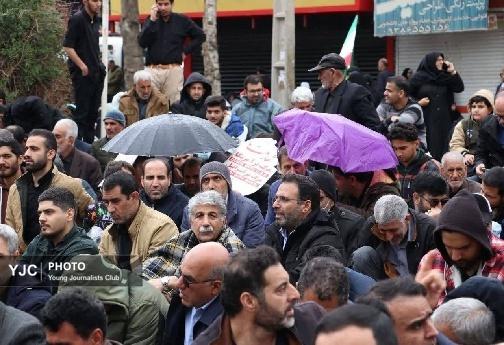 خرم آباد و خیابان انقلاب؛ وضو زیر باران، نماز رو به قدس + تصاویر