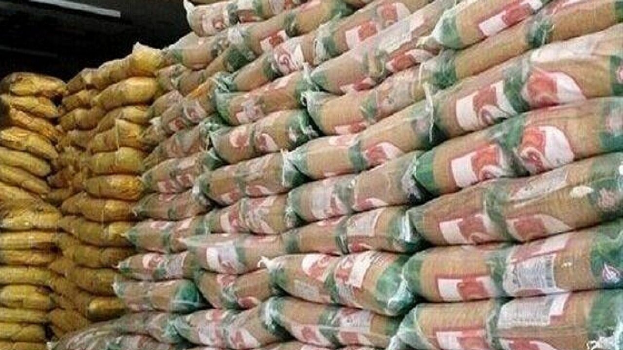 ذخیره‌سازی بیش‌از ۴۰ هزار تن برنج در منطقه آزاد چابهار؛ ۲۲ شناور لنج در صف تخلیه هستند