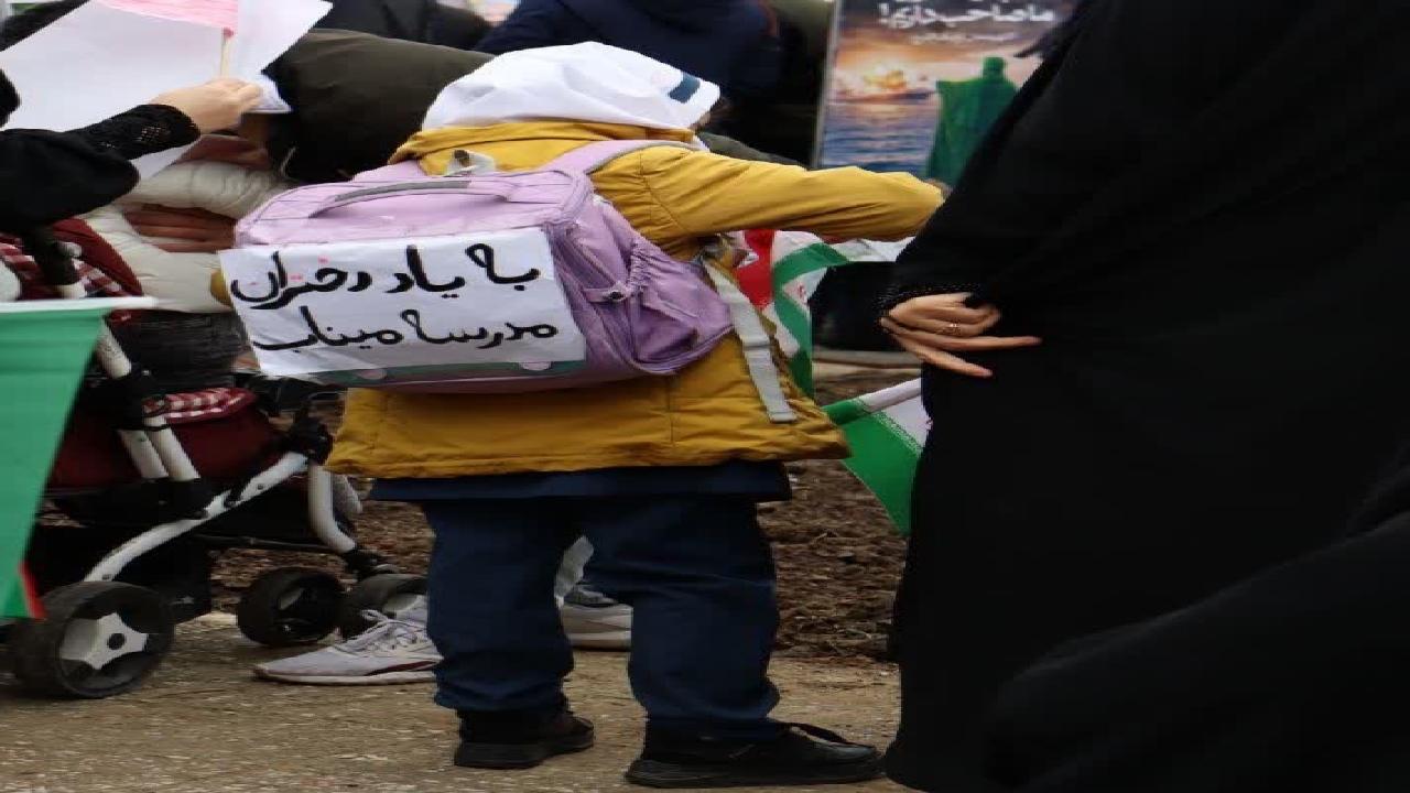 به یاد دختران میناب ؛  حضور دانش آموزان گیلانی با لباس مدرسه