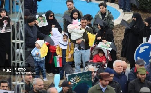 به یاد دختران میناب ؛  حضور دانش آموزان گیلانی با لباس مدرسه