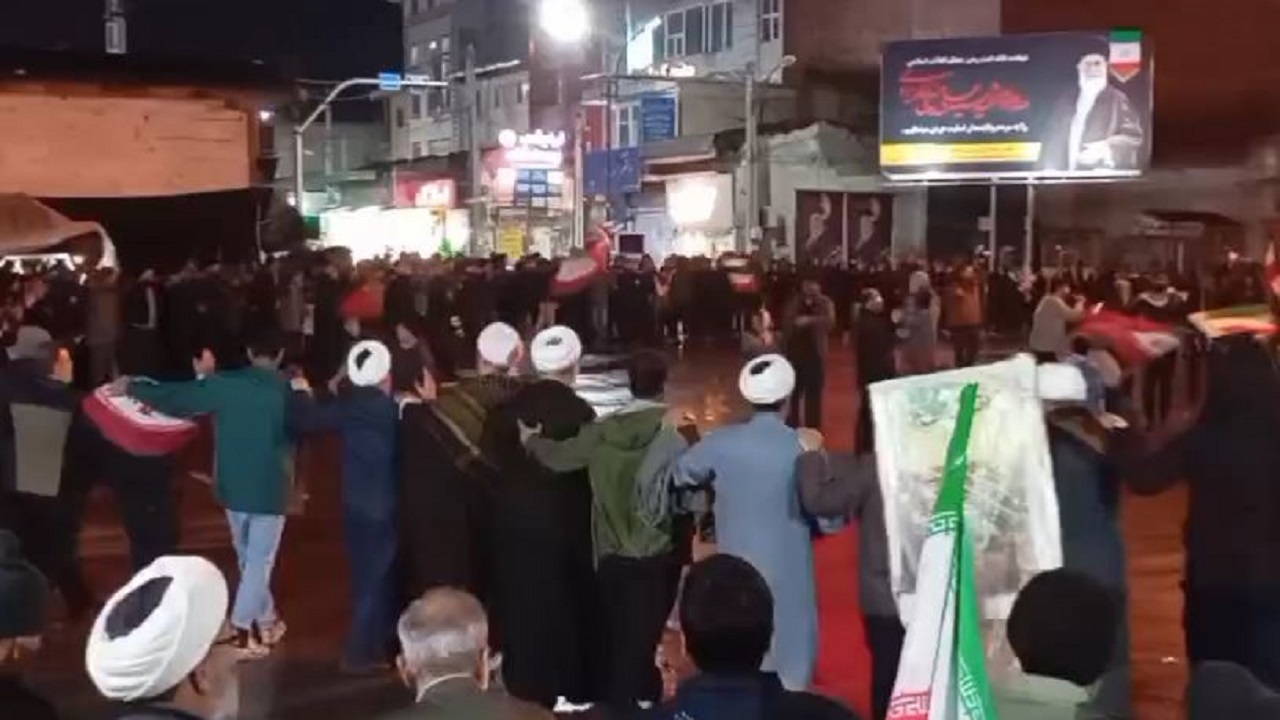حضور حماسی مردم کردکوی در شب سیزدهم همراه با آیین سنتی جوش زنی در زیر باران