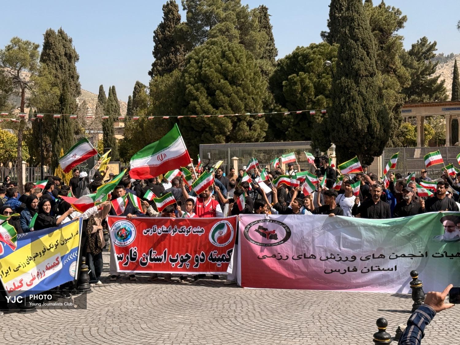 نمایش همدلی جامعه ورزش فارس در شیراز/پرچم ایران در دستان ورزشکاران و جوانان