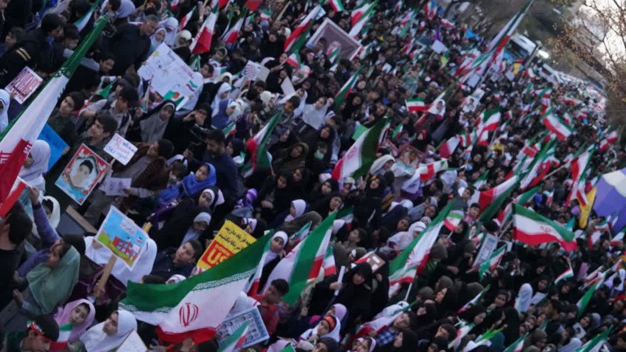 فریادِ بغض آلودِ دانش‌آموزان کرمانی در گلوگاهِ سازمان ملل + فیلم و عکس