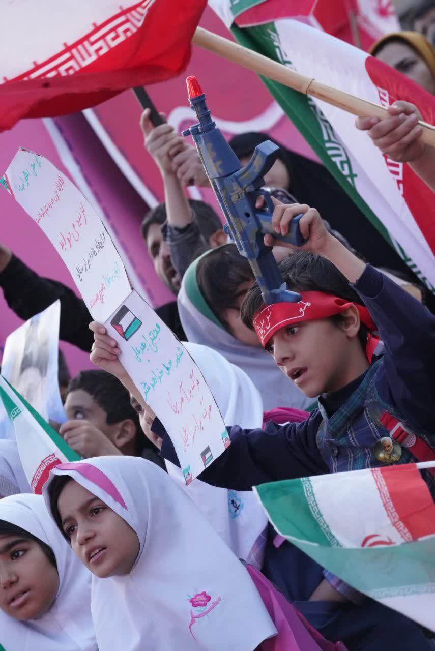 فریادِ بغض آلودِ دانش&zwnj;آموزان کرمانی در گلوگاهِ سازمان ملل + فیلم و عکس