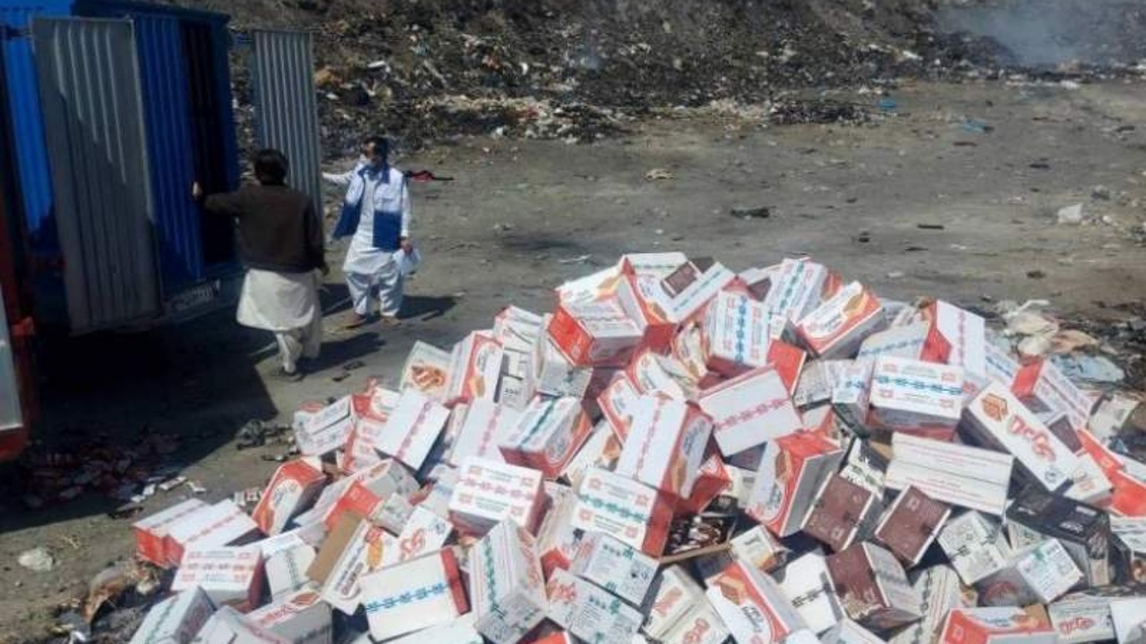 جمع‌آوری ۱۲۰۰ کیلو مواد غذایی تاریخ‌گذشته در سراوان