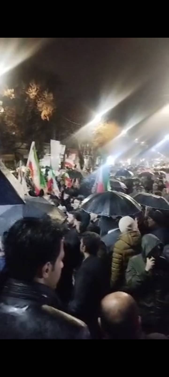 شور حماسی و فریاد انتقام خواهی مردم ارومیه زیر بارش باران+ فیلم