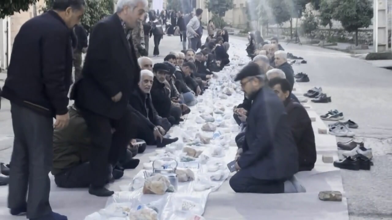پهن شدن سفره یک کیلومتری افطاری در گلوگاه