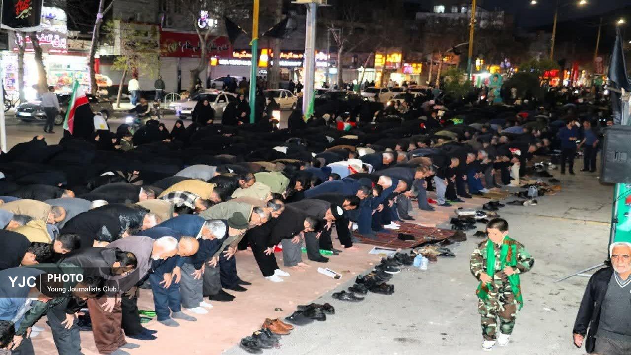 اقامه نماز مغرب و عشا در خیابان انقلاب  خرم آباد + فیلم