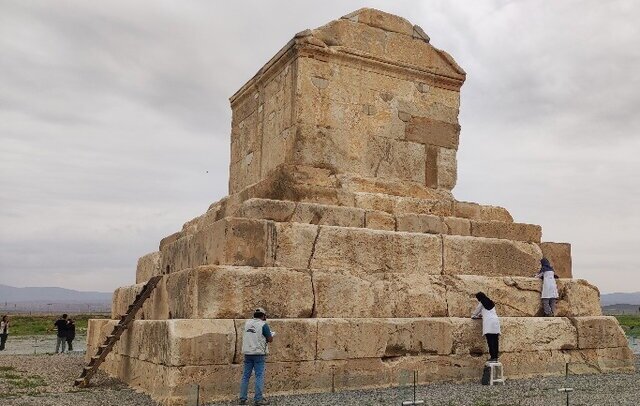تمدید کارت راهنمایان گردشگری منقضی فارس تا پایان فروردین ۱۴۰۵